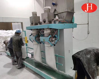 Pesando a linha de produção de empacotamento do amido de mandioca 50kg